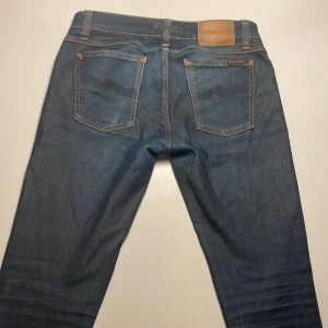 Nudie jeans - Mörk blå Nudie jeans, mycket bra skick, storlek: 30W/ 32L. Vid någon fundering är det bara att kontakta. 