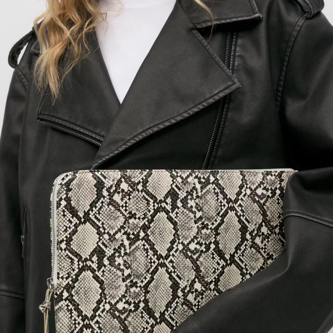 Datorfodral i ormskinnsmönster