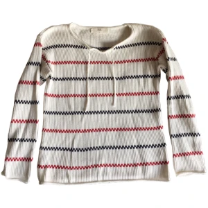 Pippi-tröja/ stickad tröja/ randig kofta - Vit pippi-tröja med knytning i bra skick!