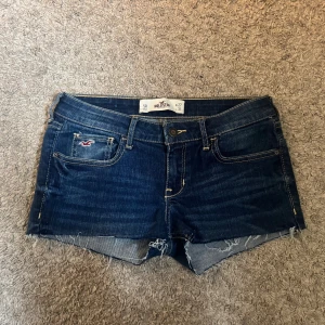 Lågmidjade jeans shorts - Säljer ett par jätte snygga lågmidjade jeans shorts ifrån Hollister. Jätte bra skick, använda få gånger. Jag kan ofta posta samma dag och priset kan diskuteras 🥰