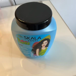 Skala blå - Stor 1000g hår kräm för lockigt hår. Skala Expert Mais Cachos är en 2-i-1 leave-in och conditioner med shea, D-panthenol, ricinolja och arganolja. Perfekt för att ge styrka och fukt till lockar. Använt någon gång. 