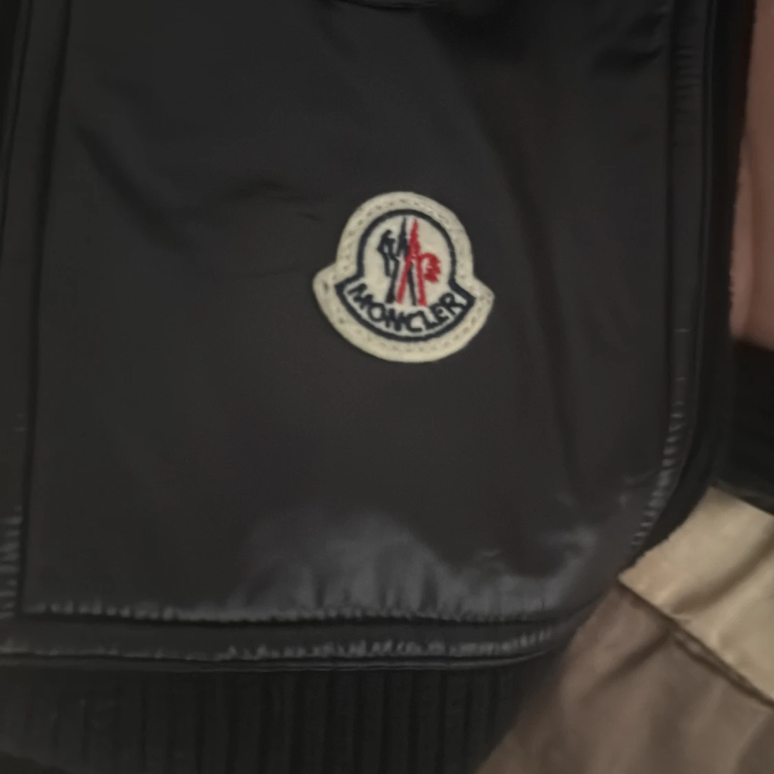 Svart Moncler pufferjacka med stickade ärmar - 3