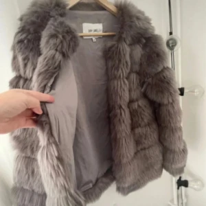 Grå pälsjacka från Dry Lake XS/S -Mycket bra skick!  - Supermjuk och fluffig grå pälsjacka från Dry Lake. Jackan har lång ärm, rak passform och är tillverkad i syntetmaterial med foder i polyester. Perfekt för dig som vill ha en statementjacka med lyxig känsla och cool look. Jackan är en XS men mer som en S💕🌸