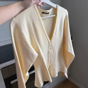 Figursydd cardigan - Jättefin, använd enstaka gång & alla knappar intakta 🌸