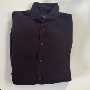 Svart linneskjorta från Eton - Snygg svart skjorta från Eton i mjukt linne. Slim
