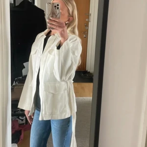 Kappa från Gina Tricot - Säljer denna cream vita kappa från Gina tricot. Använd 2 gånger så som helt ny💗