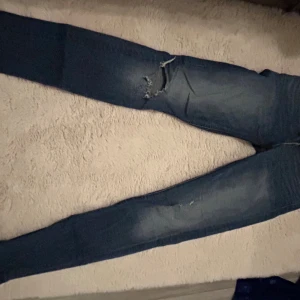 Levi's 501 blå jeans  - Säljer ett par klassiska Levi's 501 jeans i blå denim Byxorna har raka ben, knappgylf och femficksmodell. Perfekta för dig som gillar en avslappnad och tidlös look.