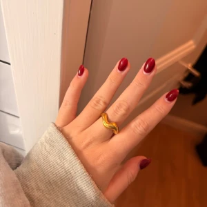 Louis Abel ring aurea` polished guld - Cool och modern ring från Louis Abel i guldfärgad metall med en unik vågig form. Nypris 2 200kr.