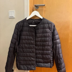 Uniqlo jacka - Fin jacka en liten fläck se bild 2. Men den går kanske bort i tvätten men inget som snnars direkt syns.