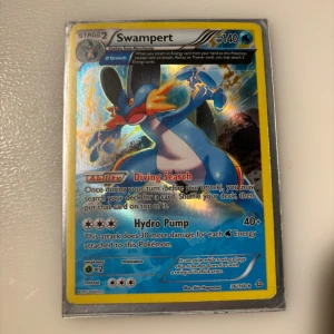 Swampert full art - Swampert o-graderad. Perfekt för dig som samlar Pokémon.         Skick: 7-8/10.                                 Priset på en rå (o-graderad) ligger runt 390kr.  PSA 10 ligger runt 5000kr.