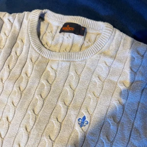 Morris tröja stockad beige herr M  - Morris tröja i beige färg med broderad logga på bröstet. Storlek M passar även S. Mycket bra skick utan några märkvärdiga defekter. Postas antigen samma dag som köp eller dagen därpå🙌💯