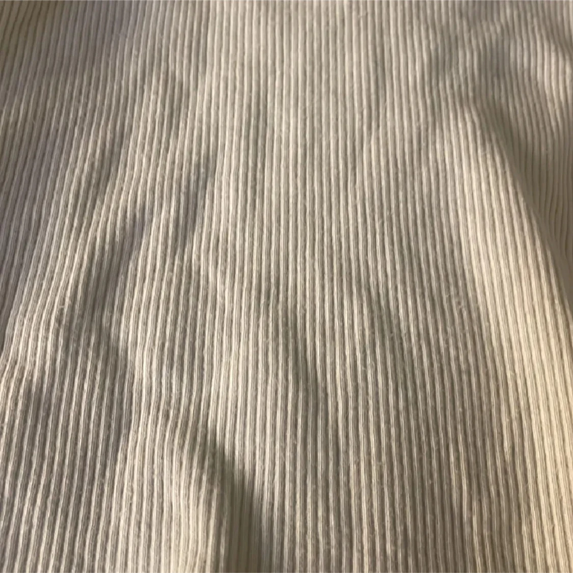 Vit ribbad linnetopp med spets - 1