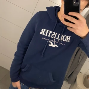 Hollister hoodie - Jag säljer en hollister hoodie mycket fint skick🙌|| Storlek M men passar också lite mindre😁|| Modelen på bilden är 177cm || Kontakta mig om du har fler frågor😉