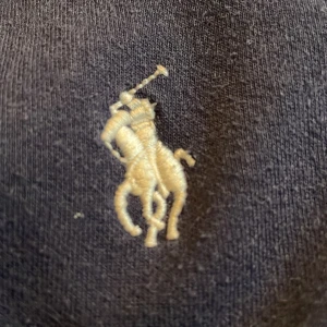 Ralph lauren zip up - Mörkblå Ralph lauren zip up. Priset är inte hugget i sten. Använd ≈5 gånger 