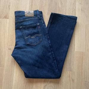 Mörkblå Replay Thad jeans - 14A - Jag säljer dom här riktigt snygga Replay Thad jeansen som är i storlek 14A 158cm. De är knappt använda och är i fint skick utan skador och defekter. Tveka inte att höra av er!                       Mått: Längd=96cm. Midja=39cm