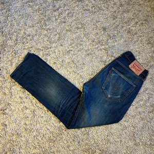Levis 501 jeans striaght fit herr w31 - Levis 501 jeans i straight fit. Riktigt fet wash och snygga små diskreta slitningar. Storlek W31 L32, mycket bra skick, inga märkvärdiga defekter. Postas samma dag som köp eller dagen därpå🙌💯
