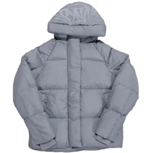 Syna World jacka/dun jacka  - Snygg grå pufferjacka från syna world med stor huva och snyggt tryck på luvan. Jackan är vadderad och har dragkedja framtill samt två sidofickor. Perfekt för kalla dagar och ger en riktigt streetig vibe.