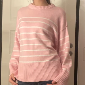 Rosa randig stickad tröja - Superfin rosa stickad tröja med vita ränder. Den är helt ny med prislappen kvar.