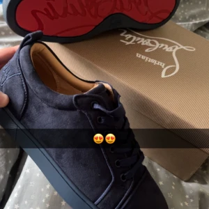 Christian Louboutin Mörkblå - Loubs utan spikar, navy färgen, bytes helst mot andra skor eller nån tröja i samma prisklass, storlek 41, nyskick, inte använts mycket alls, kvitto o loubotin kort, låda o sånt finns.