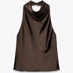 Halterneck topp från Zara  - Jätte snygg satin halterneck topp från Zara, använd en gång. Skriv vid frågor🥰