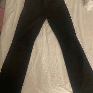 Kostymbyxor  - Svarta kostymbyxor ifrån bikbok, storlek 34, i fint skick. Nypris är 500 kr men säljer för 175 kr, priset kan diskuteras vid snabb affär🥰