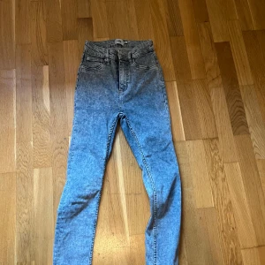 Ljusblå skinny jeans från 157 - Snygga ljusblå skinny jeans från 157 med klassisk femficksdesign och hög midja. Jeansen har en tvättad look och smal passform som sitter tight längs benen. Perfekta för dig som gillar en modern och stilren vibe.