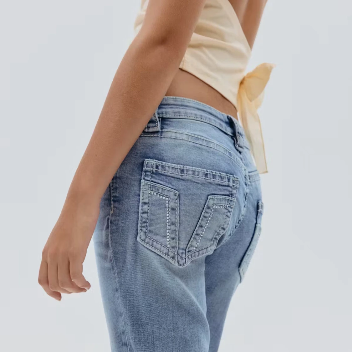 Ljusblå bootcut jeans med strass - 2