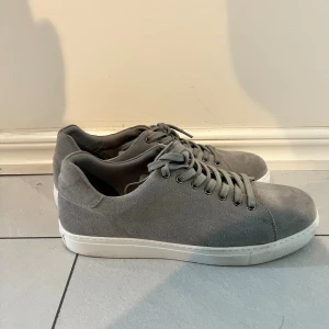 Mocka skor Sandö (Åhléns) - Säljer ett par mockaskor från Sandö (Åhléns), storlek 44 Skorna är i mycket bra skick / ser i princip helt nya ut Klassisk design som passar både till vardag och fest Skicka meddelande vid några funderingar Kolla gärna även in mina andra annonser