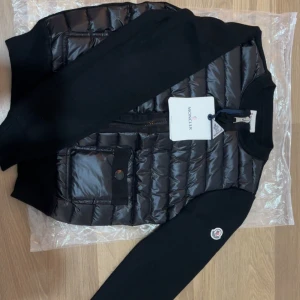 Moncler cardigan  - Säljer nu den populära moncler cardigan i storlek S den passar bäst nu inför hösten och även i vår Jackan har NFC tag och även Scan på insidan skickas samma dag