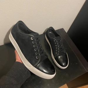 Svarta skor från Lanvin - Svarta skor / Märke: Lanvin / Skick 9/10 / storlek 43 / inget og medföljer / kontakta via intresse eller annat och pris kan diskuteras!🙏😊