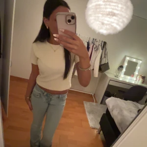 Beige croppad kortärmad topp - Säljer en jätte söt topp från hm aldrig använd och är jätte fin 💗.