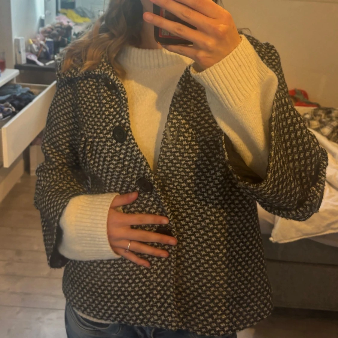 Svartvit mönstrad kappa med stora knappar - 90