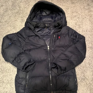 Ralph lauren jacka - Ralph lauren jacka i helt okej skick, den är använd 2 vintrar. Hör av er vid frågor eller extra bilder! 