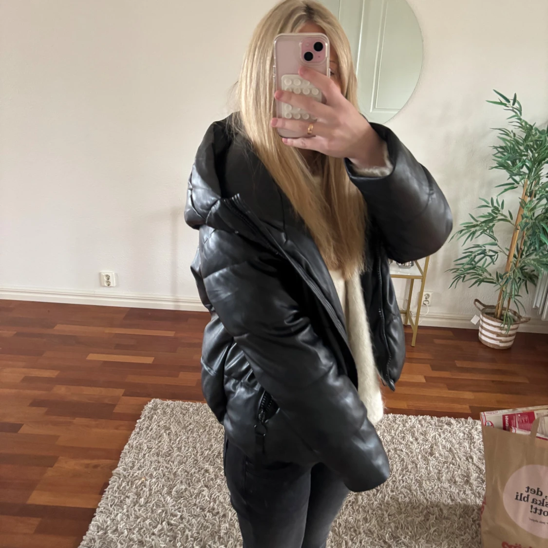 Svart pufferjacka i skinnimitation