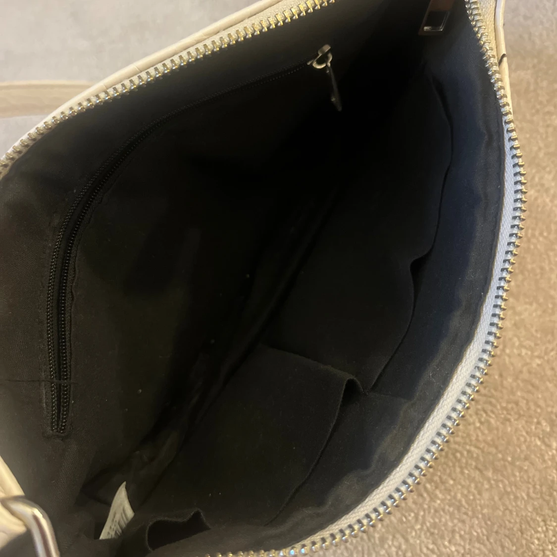 Vit axelväska med croco-mönster - 1