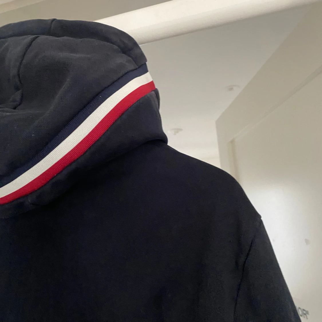 Svart hoodie från Moncler med huva - 1