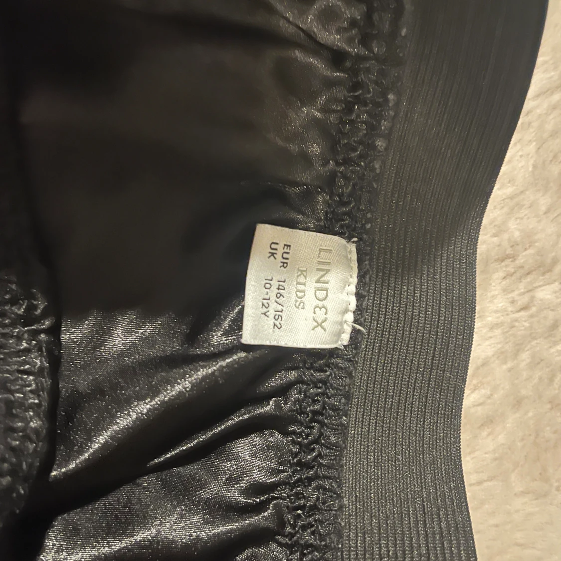 Svart kortkjol i skinnimitation från Lindex - 1