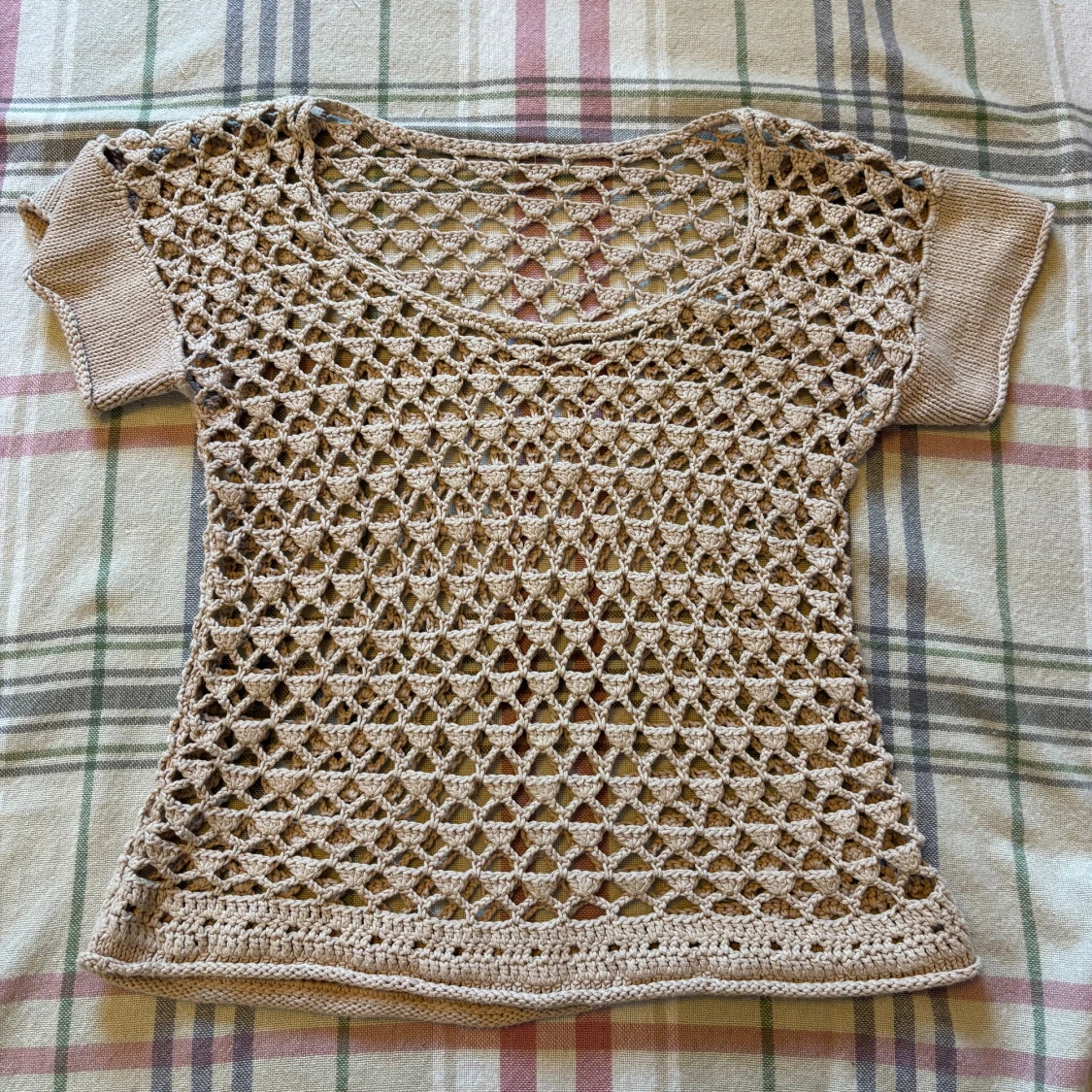 Beige virkad blus med kort ärm - 2