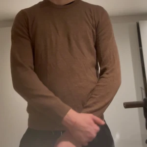 Brun stickad tröja 100% merino - Säljer en brun stickad tröja med rund hals och långa ärmar. Tröjan har en enkel och clean design, perfekt för lager-på-lager och passar till det mesta. Materialet är mjukt och skönt mot huden.