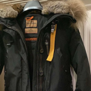 Svart Parajumpers parkajacka med päls - Svart parkajacka från Parajumpers med fluffig päls runt huvan, den är använd ett fåtal gånger då jag köpte en ny ett kort tag efter, kvitto finns på den, pris går att diskutera 