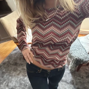 Missonimönstrad topp strl S - Skitcool topp i missonimönster! Passar en S och en M!