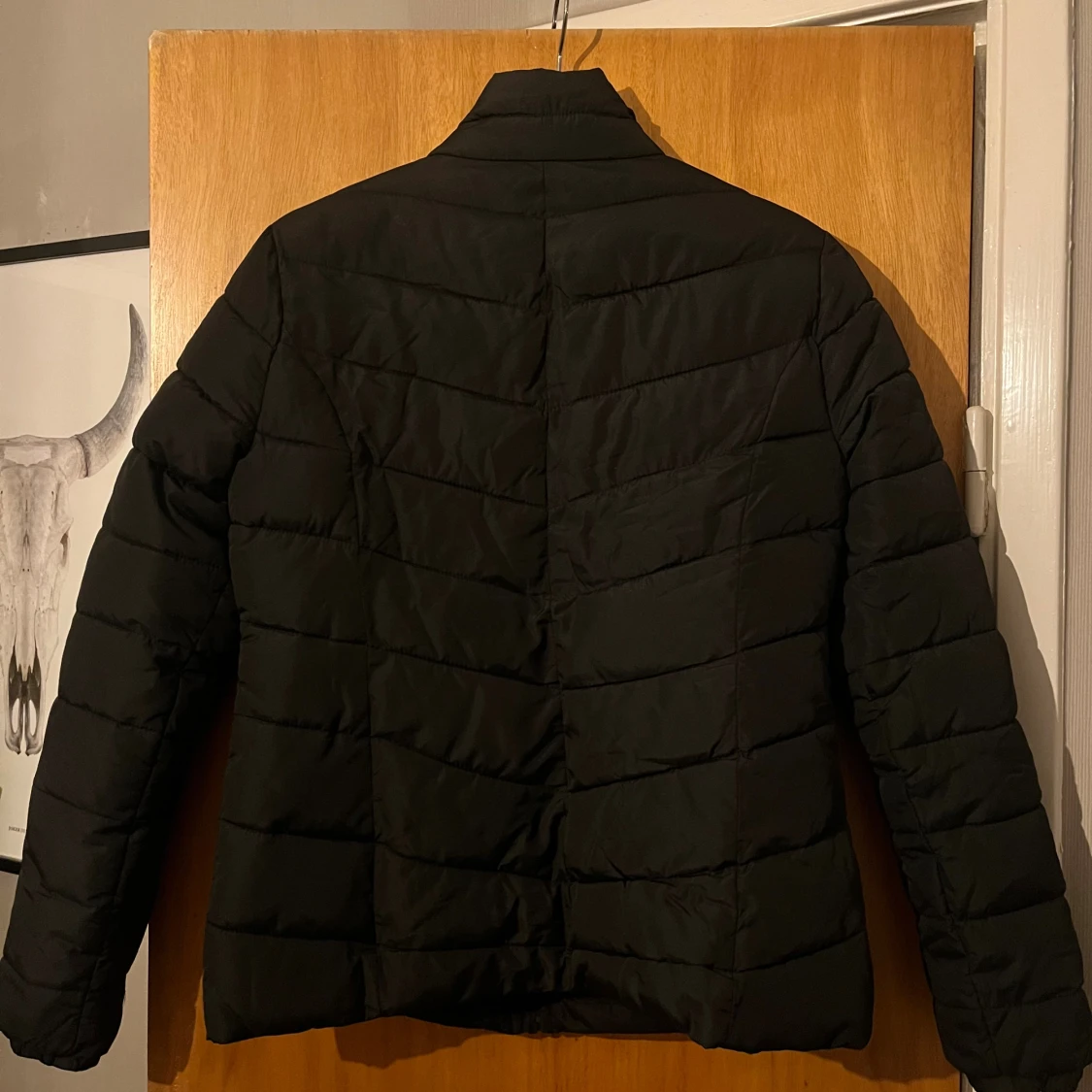 Svart jacka med dragkedja - 1