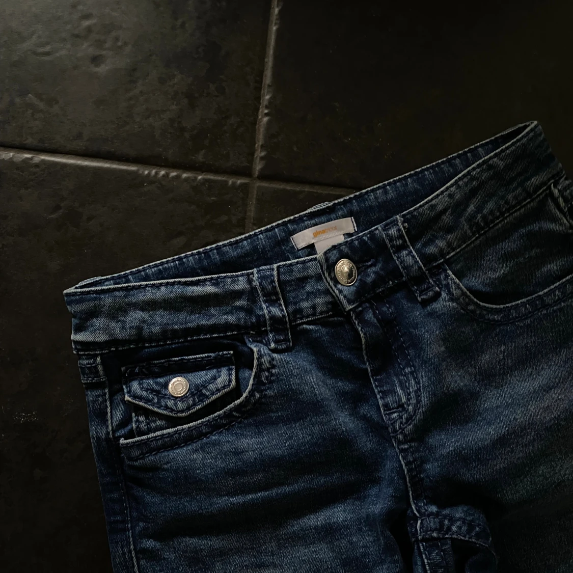 Blå jeans med broderade fickor - 2