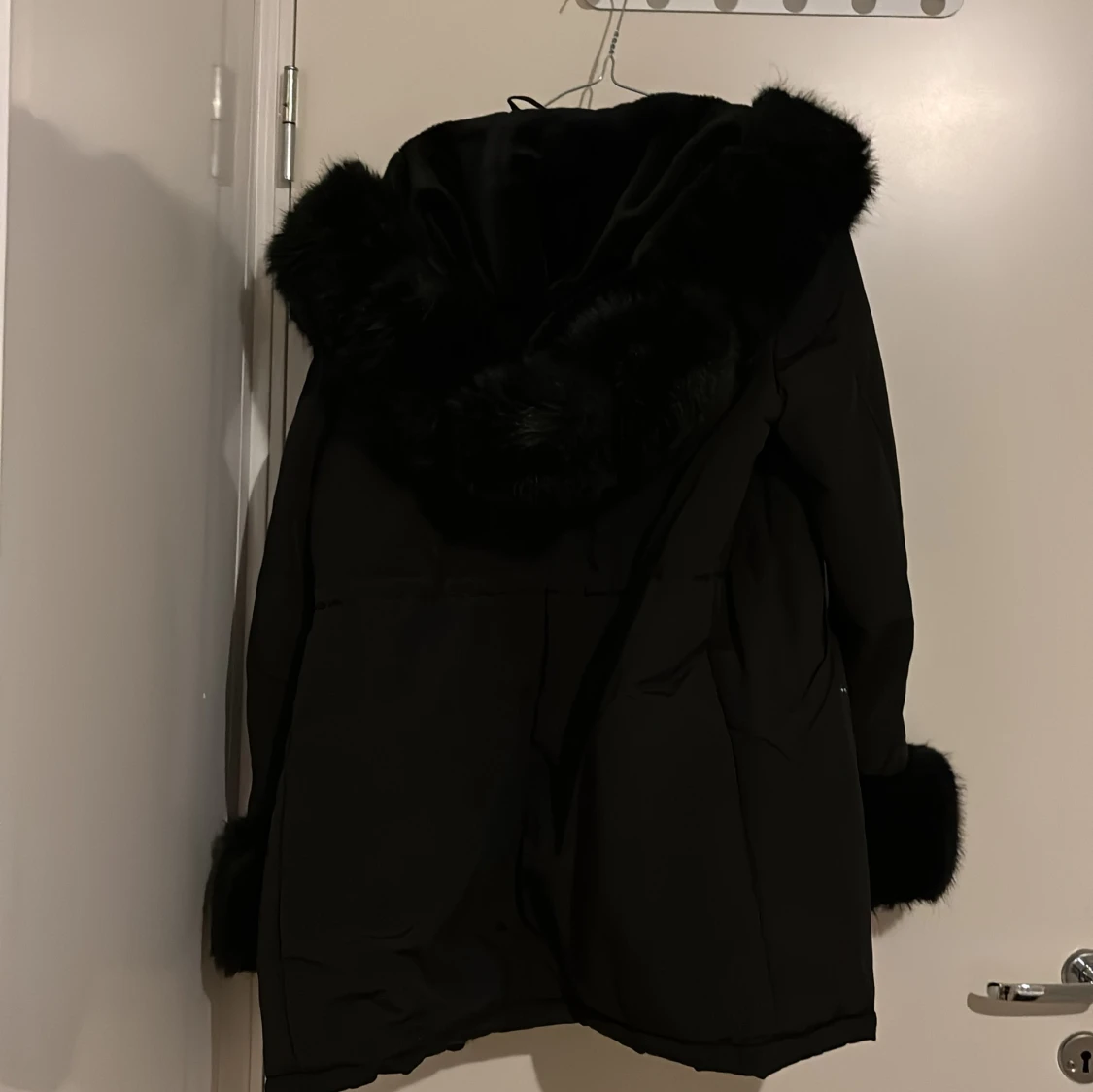 Svart parkajacka med fuskpäls från Hollies - 4
