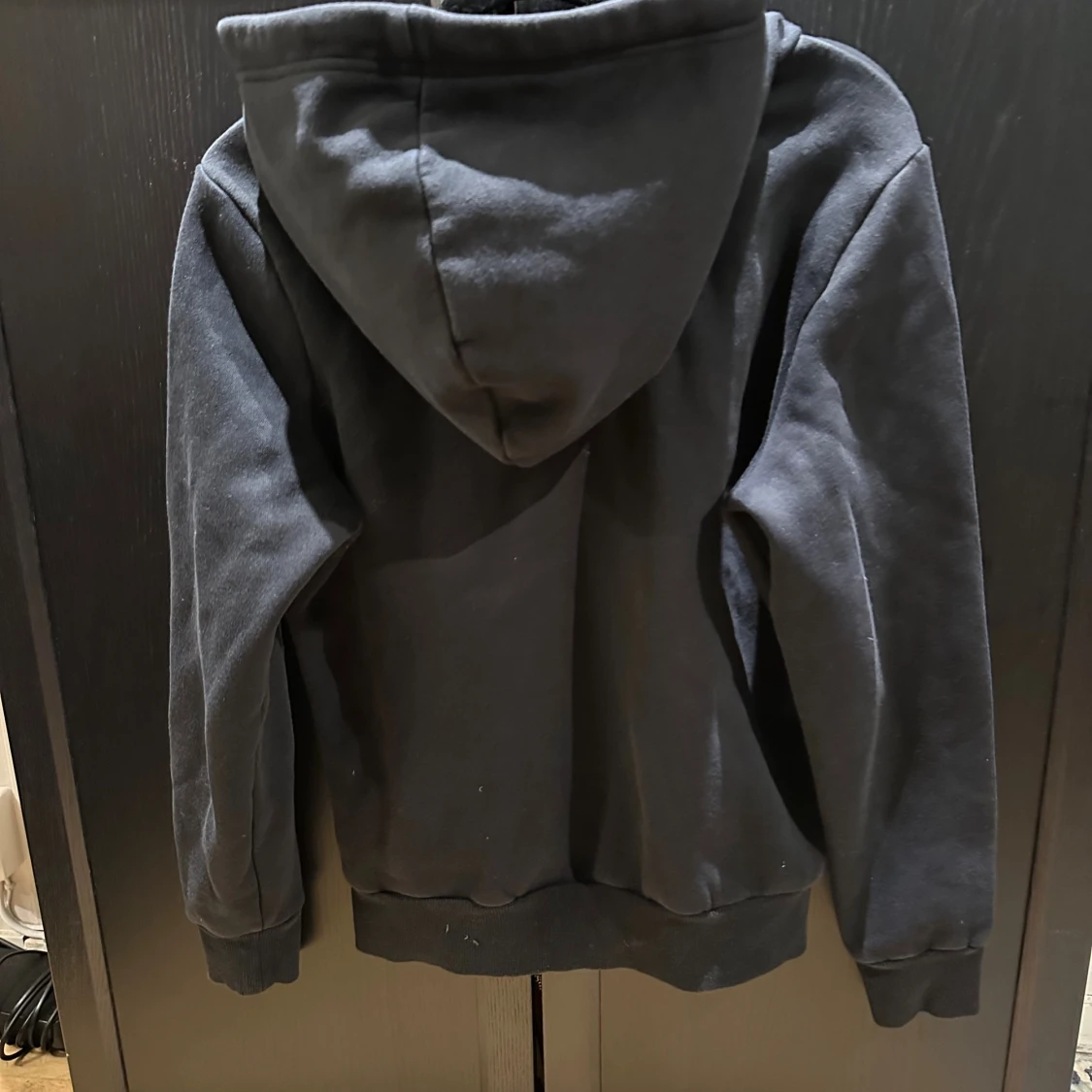 Svart Adidas hoodie med stor logga - 1
