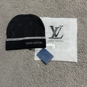 Mössa - Fin svart mössa från H&M! Helt ny och oanvänd! Perfekt för hösten och vintern❄️