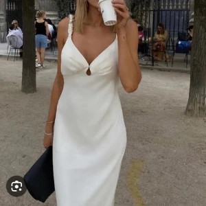 Adoore klänning  - Ljus satinklänning från Adoore. Ljus beige champagne liknande färg 