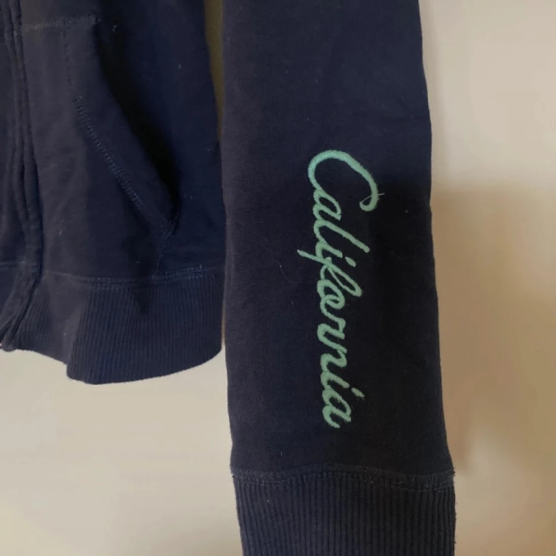 Marinblå zip hoodie från Hollister - 1