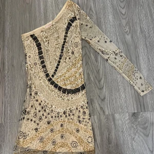 Klänning - Enaxlad klänning från Miss Selfridge i storlek S. Använd en gång och i mycket bra skick 🫶🏼