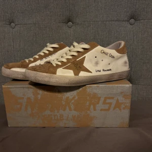 Golden Goose - Säljer mina sjukt eftertraktade golden goose skor. Extremt unika och får dig att sticka ut lite extra, dem är använda en del men ändå i toppskick. Skriv om ni har några frågor😁